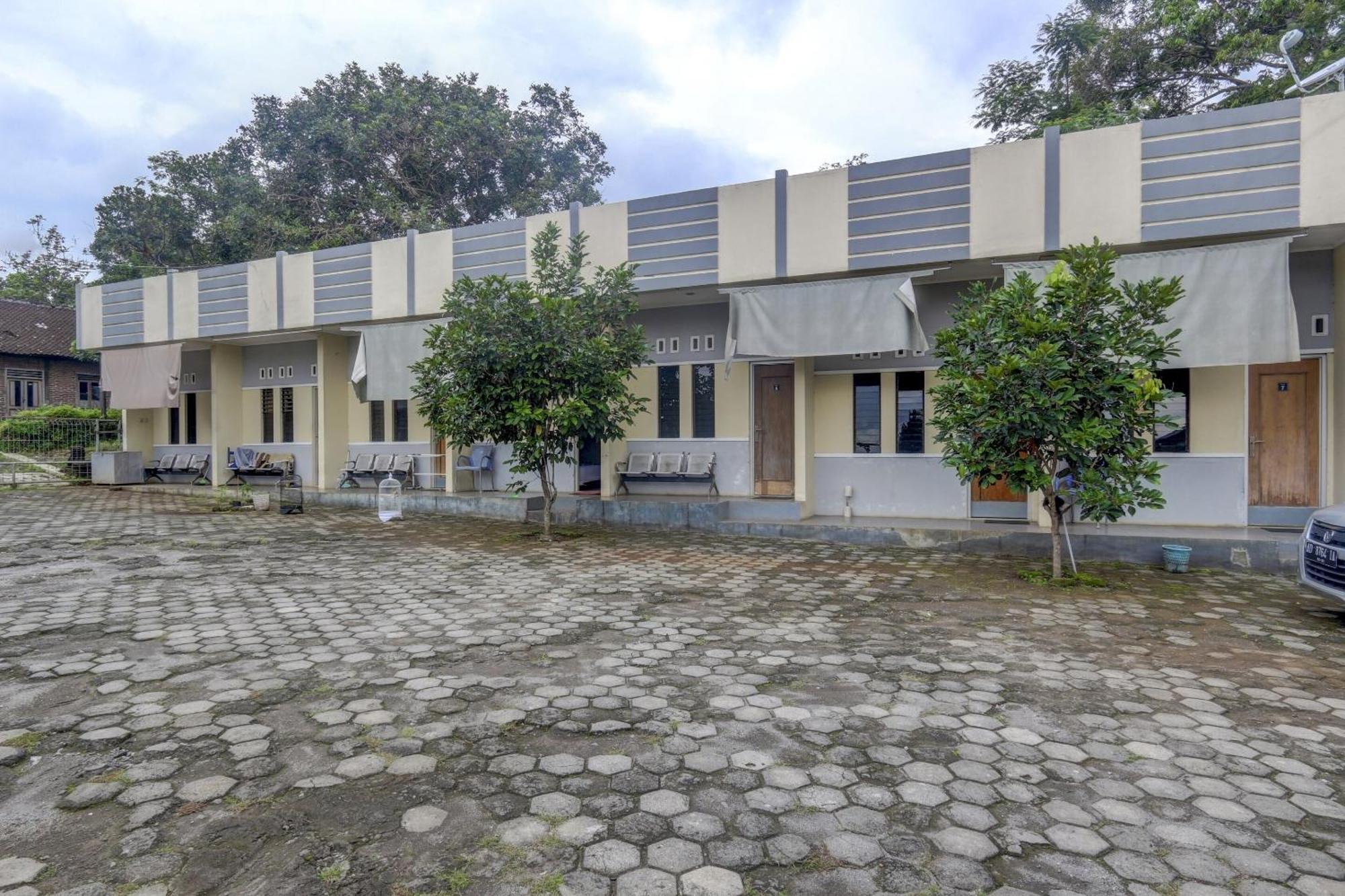 Oyo Life 90159 Puri Asoka Guest House Semarang Exterior photo
