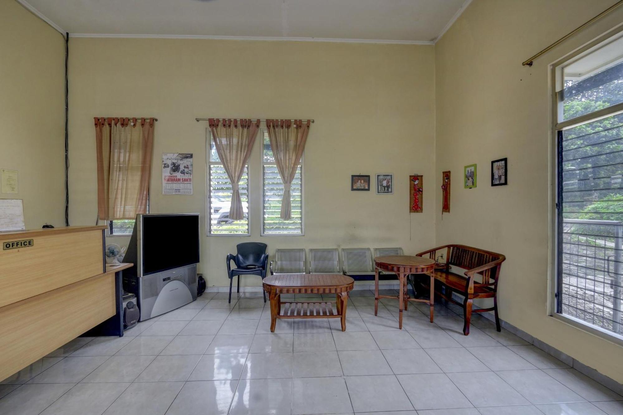 Oyo Life 90159 Puri Asoka Guest House Semarang Exterior photo