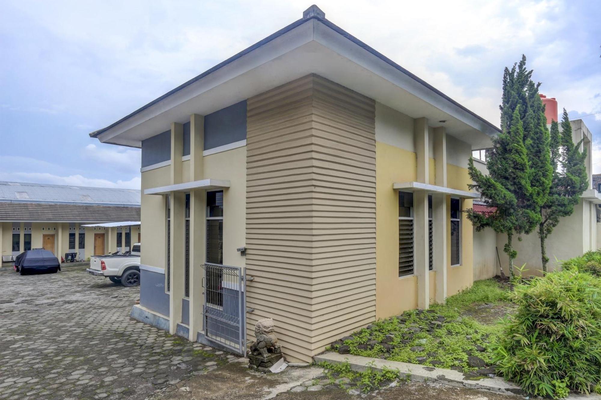 Oyo Life 90159 Puri Asoka Guest House Semarang Exterior photo